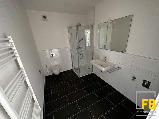 Duschbad mit Waschmaschinen- und Trockneranschluss