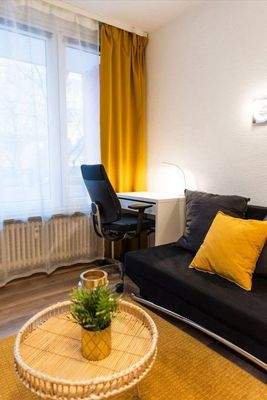 Gemütliches Sofa und Arbeitsbe