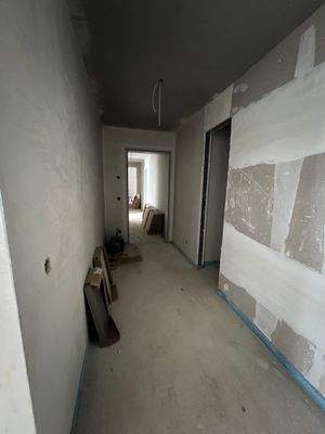 Flur mit Blick zum Hausgang raus.jpeg