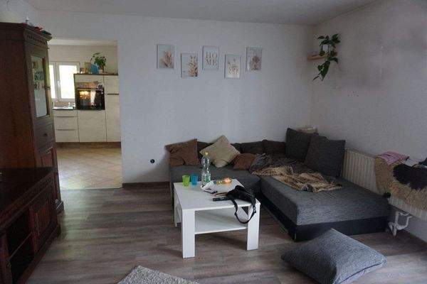 Wohnzimmer mit Blick zur Küche.JPG