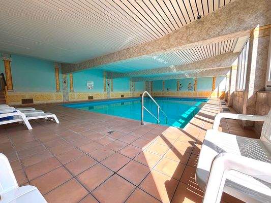 Schwimmbad mit 25 Grad