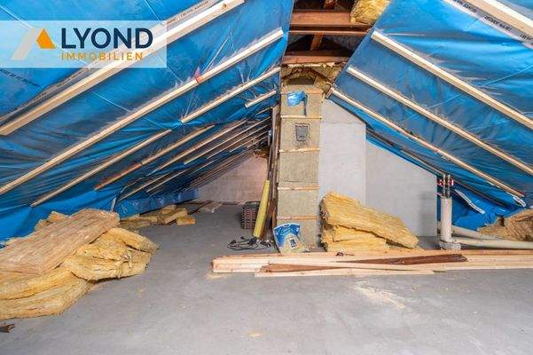 LYD 4617 - 23 Dachboden