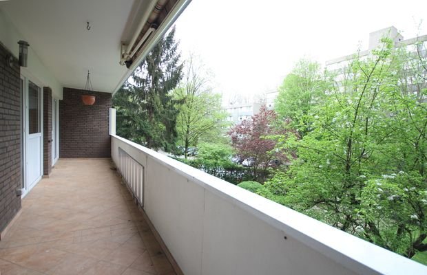 Balkon mit Blick ins grüne