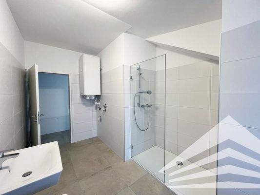 Badezimmer inkl. Wanne und Dusche