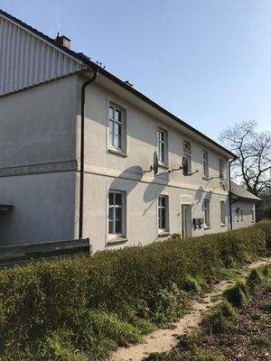 Haus mit Satellitenschüsseln