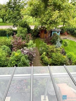 Blick vom Balkon in den Garten