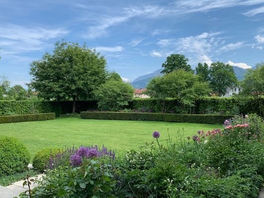 Gartenanlage und Alpenblick