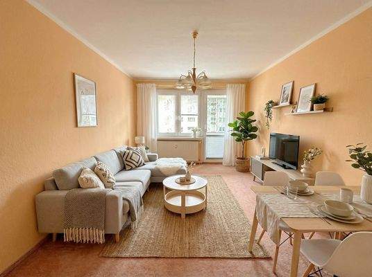 Großes Wohnzimmer mit Zugang zum Balkon