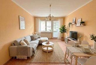 Großes Wohnzimmer mit Zugang zum Balkon