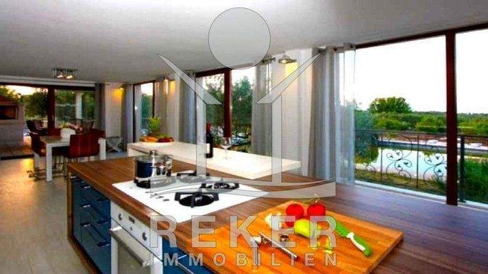 Von der offenen Küche aus haben Sie trotz Großzügigkeit nur kurze Wege zum Essbereich.