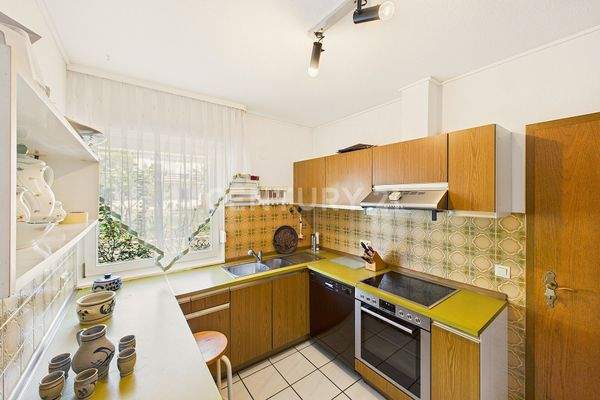 Attraktive Küche mit Einbauküche