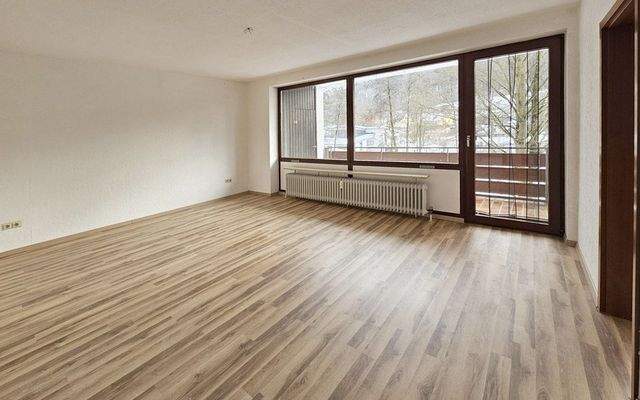 Wohnzimmer mit Balkon