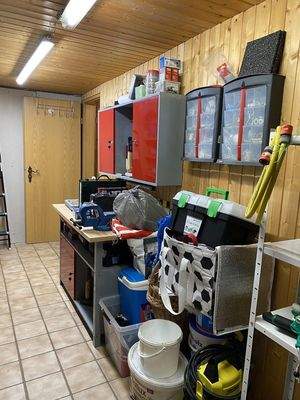 Vorratsraum mit Werkbank