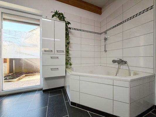 EG Bad: Eckbadewanne lädt zu ruhigen Auszeiten nach einem langen Tag ein