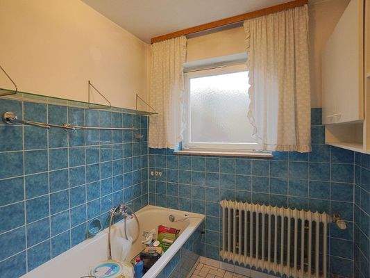 Badezimmer mit Fenster