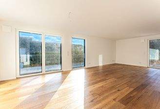 Wohnbereich mit Zugang zum Wintergarten und der Balkon