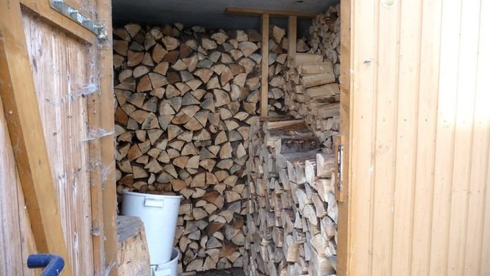 Holzlager im Schuppen