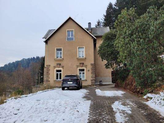 Aussenansicht mit Parkplatz.jpg