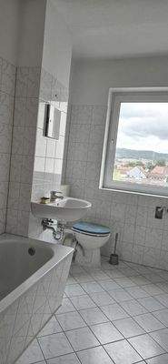 Helles Badezimmer mit Fenster