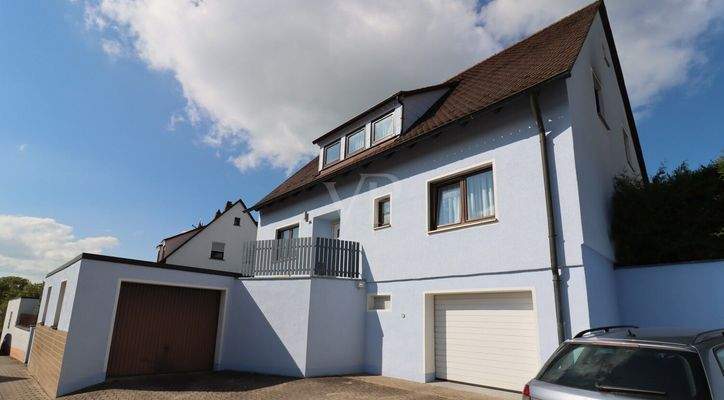 Einfahrt mit Garagen