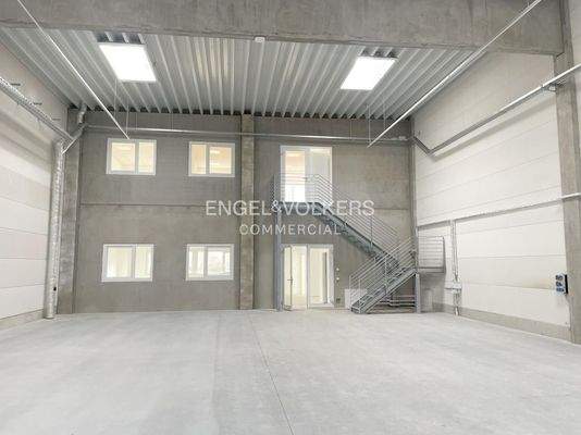 Halle mit Zugang zum Büro