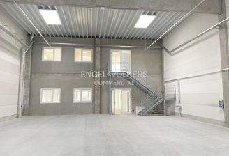 Halle mit Zugang zum Büro