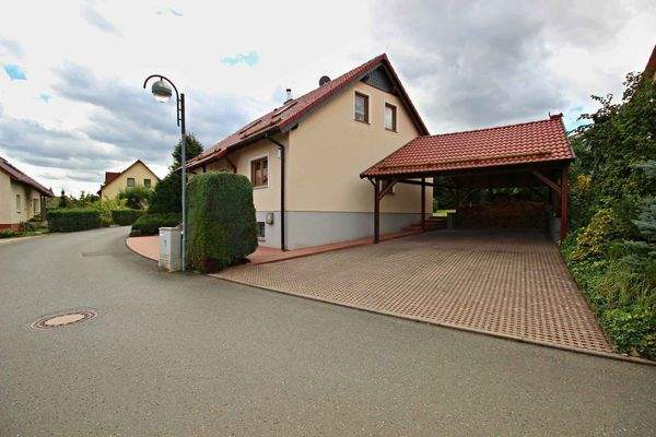 Straßenansicht mit Carport