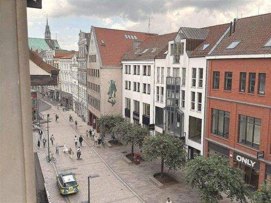 Vorne Blick in die Breite Straße nach links ..