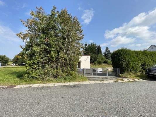 Einfahrt zum Grundstück mit elektrischem Tor