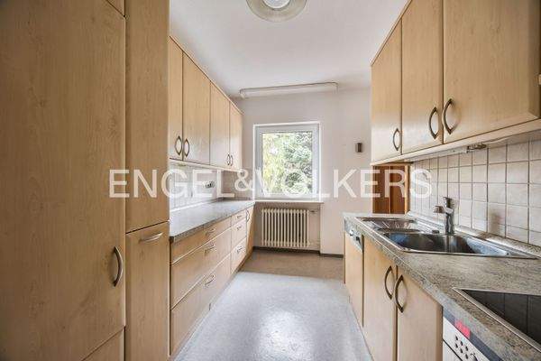 Neuwertige Küche mit Fenster zur Terrasse