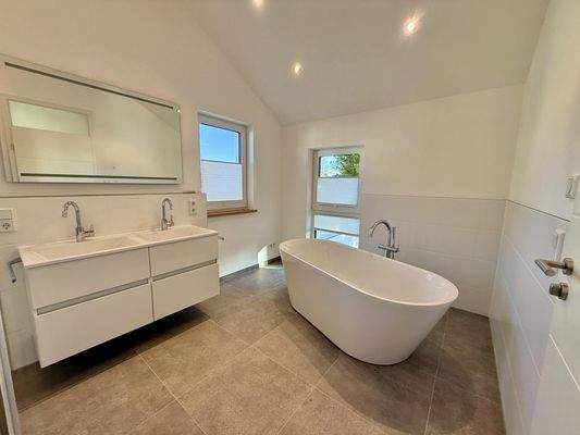 OG: Bad mit Wanne und Dusche, Bild 1