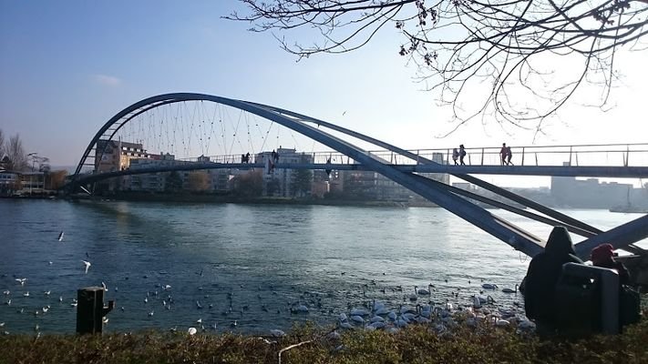 Angrenzend an Dreiländerbrücke