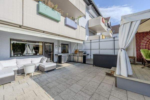 Terrasse mit Outdoor-Küche