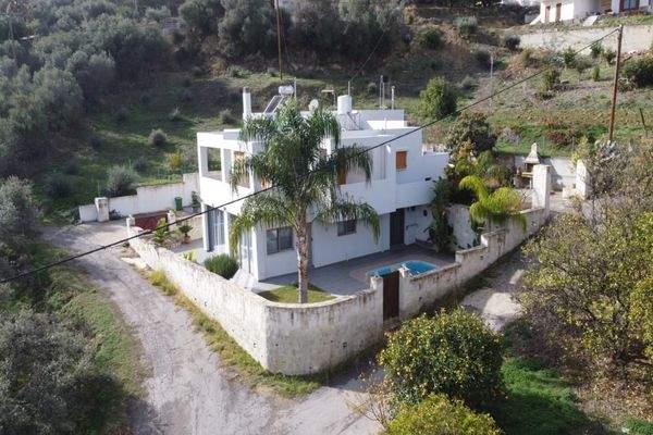 Kreta, Stalos: 2 unabhängige Wohnungen in Strandnähe zu verkaufen