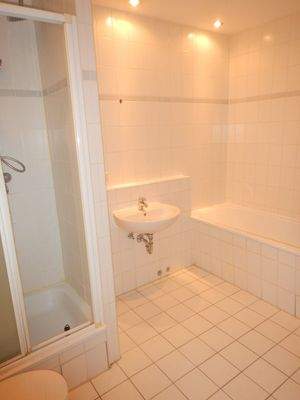 Badezimmer mit Badewanne und Dusche