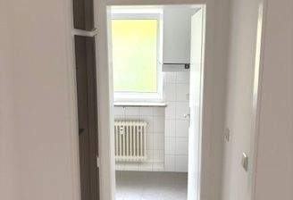 Heller Flur mit Küchenblick