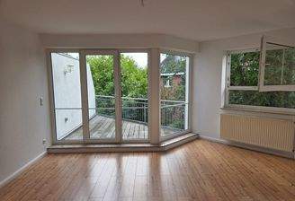 Wohnzimmer mit Balkonaustritt