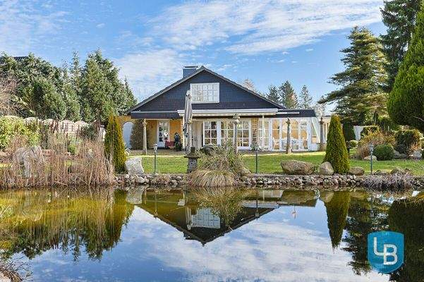 Blick aus dem Garten auf das Haus