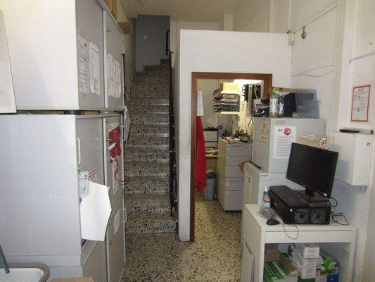 BÜRO DER LADENLEITUNG / TREPPE ZUM PERSONALRAUM