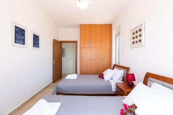 Kreta, Kournas: Spektakuläre Villa mit Tennisplatz nahe des Kournas-Sees zu verkaufen