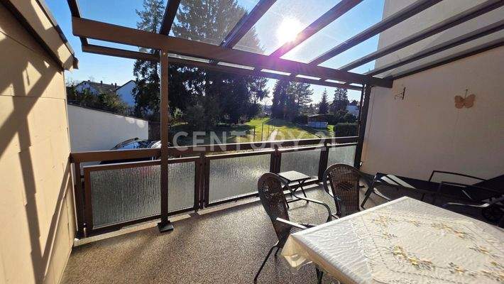 Terrasse mit modernem Steinteppich und B Blick in den Garten
