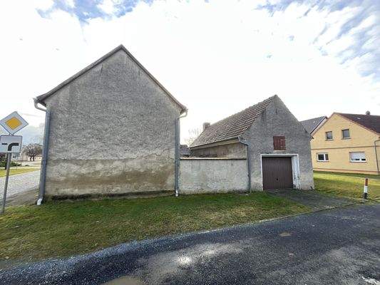 Seitenansicht mit Garage