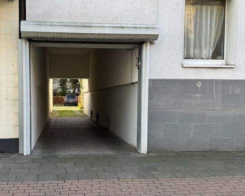 Durchfahrt mit elektr. Tor