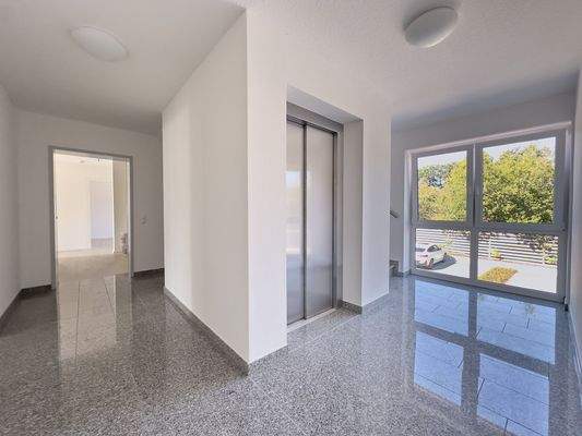 Referenzfoto Treppenhaus - Aufzug