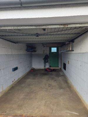 Blick in die Garage mit Gartenzugang