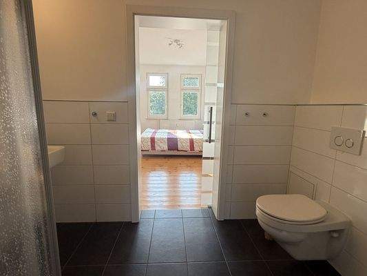 Badezimmer mit Durchgang zum Schlafzimmer 