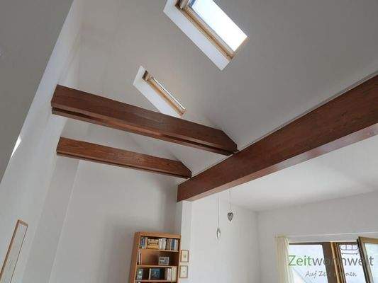 Balken und Dachfenster im Wohnzimmer