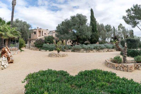 Traditionelles Steinhaus in natürlicher Umgebung