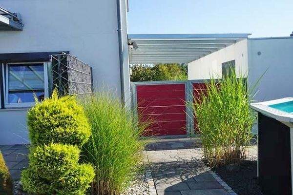 Tor zwischen Garage und Haus