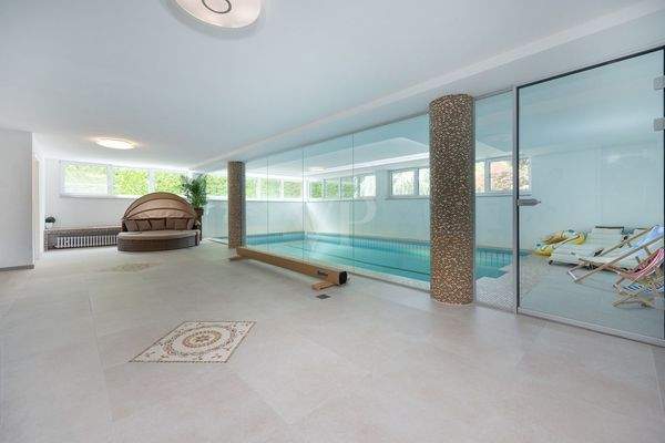 Schwimmbad mit Ruhebereich